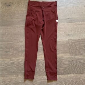 Vuori Women's Leggings in Burgundy